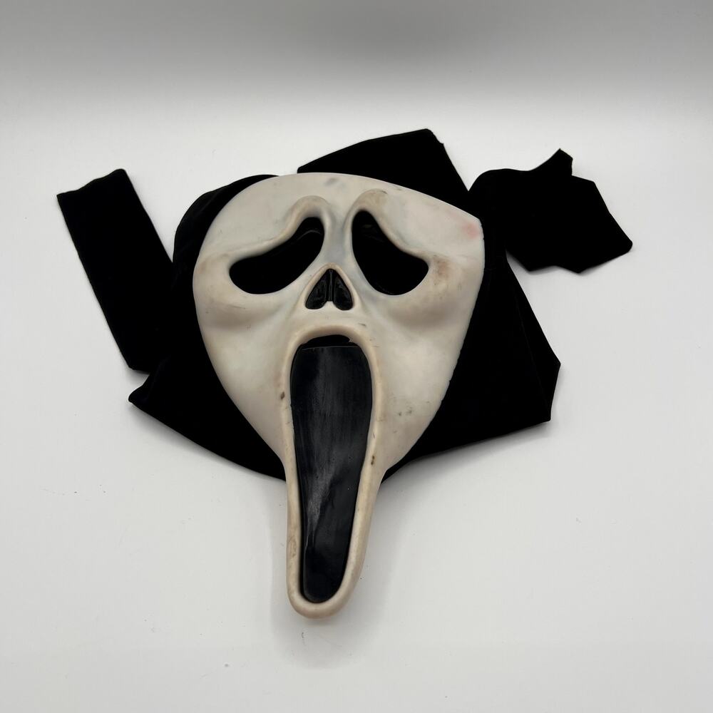 EASTER UNLIMITED INC Scream Ghost Face Halloween Mask with Black Hood